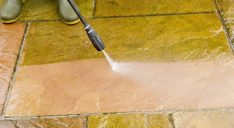 Terrasses, escaliers, murets… Avec le temps, les salissures, mousses et traces noires s’accumulent, rendant vos extérieurs ternes et glissants. Un nettoyage régulier est essentiel pour préserver leur aspect et prolonger leur durée de vie. Profitez d’un extérieur sain, accueillant toute l’année on Redonnez vie à vos
espaces extérieur